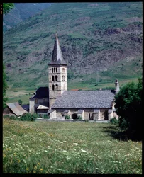 Utsikt över kyrkan St Mary, Arties (fotografi)