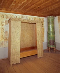 Hopfällbar säng och keramisk spis i Carl Linnés hem (1707-78) (foto)