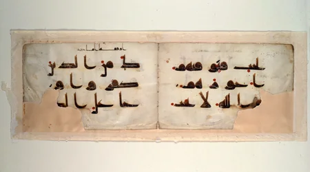 Dubbelsida från en Koran i kufisk skrift, sent 900-tal e.Kr. (bläck och färg på pergament)
