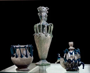 Orientalisk konst: glasvaser tillverkade i Syrien. 300 ca. Paris, Louvren