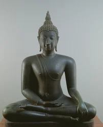 Buddha sitter i meditation, Sukhothai-stil (brons)