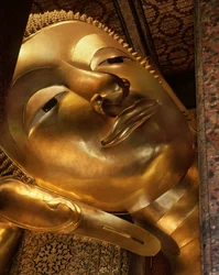 Detalj av den liggande Buddha (metall)