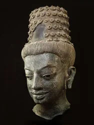 Jättehuvud av en bodhisattva (brons)