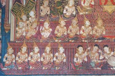 Muralmålningar i Buddhaisawan-kapellet som skildrar firandet av det kungliga bröllopet mellan Bodhisattvas föräldrar, kung Suddhodana av Sakya-klanen och prinsessan Mahamaya