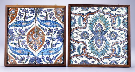 En Iznik-bricka med plommonblommor och tulpaner, gjord ca 1570, och en 1600-tals Iznik-bricka med röd och blå delad palmett, c.1570; 1600-talet (keramik)