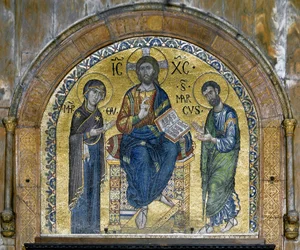 Bysantinsk arkitektur: Kristus i majestät (Kristus i härlighet) mellan Jungfrun och Sankt Markus (Deesis), mosaiker gjorda av venetianska konstnärer och omarbetade på 1500-talet. Apsid. Basilica di San Marco (Basilica di San Marco), Venedig