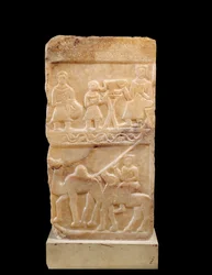 Orientalisk antikvitet: stele i albatre av kamel Idjl registrerad i sabeen. 2:a eller 3:e århundradet efter JC. Från Jemen. Sön 0,55x0,29 m Paris, Louvren