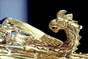 Detalj av ett pannband med en Griffin som håller en get (guld)