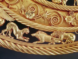 Lejon och panter som attackerar ett vildsvin, Detalj av en guldpectoral från Tovsta Mohyla (guld)