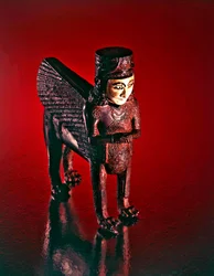 Bevingat lejon med kvinnlig överkropp, figur från en tron (brons & inlagd sten)