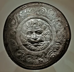 Art Scythian (skytisk eller skytisk civilisation): Silverarneringselement som representerar ett lejonhuvud med ett spjut i mynningen av Rostov-regionen. Sarmat konst, 2:a - 3:e århundradet f.Kr. Eremitagemuseet i St. Petersburg.