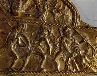 Art Scythian (Scythian eller Skythian civilisation): beläggning av scapes i guld med representation av en strid mellan grekerna mot barbarerna, 600-talet f.Kr. Sankt Petersburg, Hermitagemuseet
