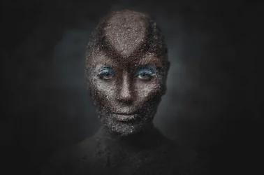 Jordnära figur med blå blick