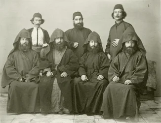 Grupp på 4 armeniska präster och 3 andra på innergården på Mediterranean Hotel, Jerusalem, 1867