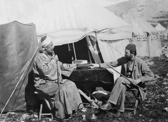 Yakub es Shellaby, överlämnar kapten C. Warren med en bok med samaritanska böner för ärkebiskopen av York, Samariadistriktet, Palestina, 1867