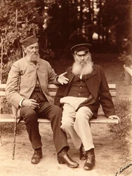 Poeterna Yakov Petrovich Polonsky (Iakov Petrovitch Polonski) (1819-1898) och Afanasy Afanasievich Fet (Foeth) (Afanassi Afanassievitch Chenchine) (1820-1892). Albuminfoto av Sergei Dmitrievich Botkin (1869-1945)