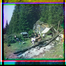 Sergei Prokudin-Gorskii och andra sitter på en camping, Chusovala-floden, Uralbergen, Ryssland