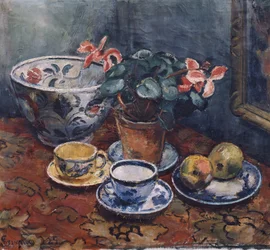 Kopp, blommor och frukt