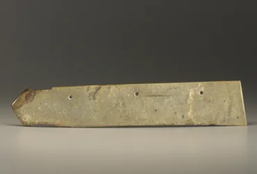 Stort klyvformat föremål av typen kuei (jade)