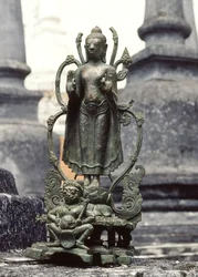 Buddha i argumentationsställning (brons)