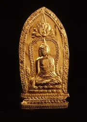 Votiv plakett föreställande Buddha som dämpar Mara (guld)