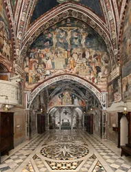 Utsikt över det övre kapellet täckt med fresker från skolan i Siena (1300-talet) Klostret St. Benedetto (Sacro Speco), Subiaco (Rom), Italien