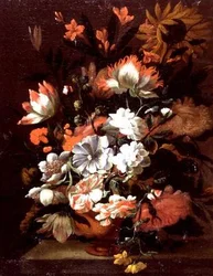 Tulpaner, nejlikor, solrosor och andra blommor i en urna på en stenkant (olja på duk)
