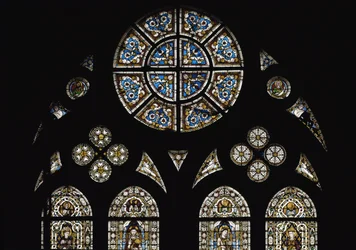 Detalj av den centrala rosetten, med i de ovala fönstren symboler för evangelisterna - Målat glas av Simone Martini (ca 1284-1344), cm. 570 x 400. Basilica of St. Francis of Assisi, Lower Church, Chapel of St. Louis, Assisi
