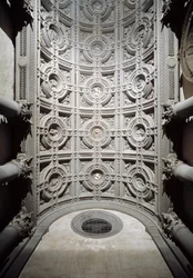 Interiörvy av det välvda taket i kyrkans vestibul realiserat av Simone del Pollaiolo dit il Cronaca (1457-1508) (välvt tak i vestibulen av Simone del Pollaiolo)