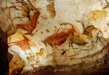Förhistoriska konstnärer målade robusta hästar på Taket i Axial Gallery, Lascaux, Frankrike.