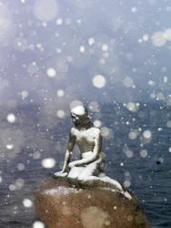 Snöstorm på Den lilla sjöjungfrun staty av Edvard Eriksen, vinter i Köpenhamn Danmark. 2022 (foto)