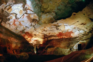 Tjurarnas sal med Jacques Marsal, en av upptäckarna av Lascaux-grottorna.