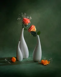 Stilleben med orange rosor