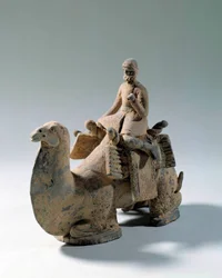Sogdisk civilisation: "" kamel och kamel, transport av siden""" Begravningsstaty i terrakotta. 400- eller 600-talet. Paris, Cernuschi-museet