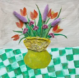Bord med ljusa blommor och rutmönster