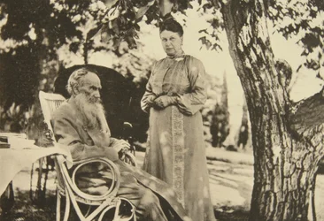 Den ryske författaren Lev Tolstoj och hans hustru Sophia vid Svarta havet, Krim, Ryssland, 1902