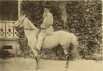 Ryske författaren Leo Tolstoj till häst, Moskva, Ryssland, 1890-talet