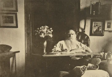 Den ryske författaren Leo Tolstoj med ett dåligt ben, Ryssland, 1908