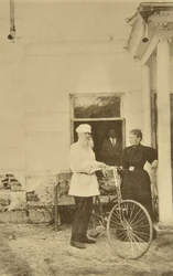Den ryske författaren Lev Tolstoj med en cykel, Ryssland, 1890-talet