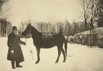 Den ryske författaren Leo Tolstoy med en häst, Yasnaya Polyana, nära Tula, Ryssland, 1905.
