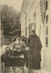 Den ryske författaren Leo Tolstoj med sin syster Maria Nikolajevna, Ryssland, 1900-talet