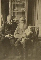 Den ryske författaren Leo Tolstoj med sin svärson och barnbarn, Ryssland, c1905-c1906