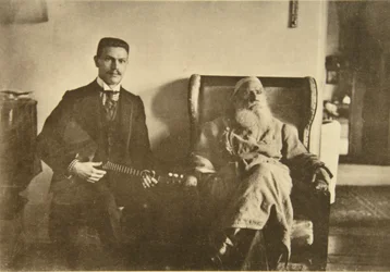 Den ryske författaren Leo Tolstoj med balalajkaspelaren Boris Trojanovskij, Ryssland, 1909