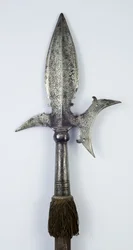 Hellebard (stål, trä och tyg)
