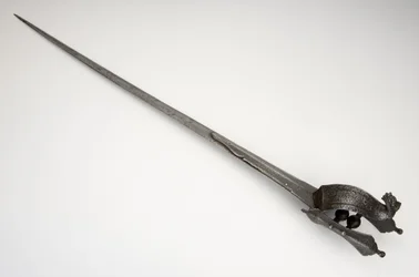 Pata, handskesvärd (stål, järn och mässing)