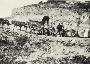 Lastar av en vagn med skjutvapen för att bestiga Dersa Hills, Tetouan, Marocko