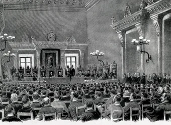 En samling katalanska nationalister i Manresas stadshus för att utarbeta de 16 grundprinciperna för Kataloniens regionala författning år 1892. Teckning av Jaume Pahissa.