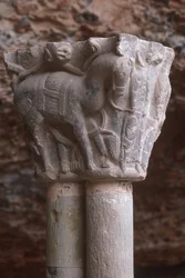 En arkadhuvudstad med skulptur av en häst (foto)