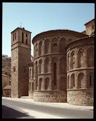 Art mudejar: utsikt över absiden av kyrkan Santiago de Arrabal, 1200-talets Toledo, Spanien