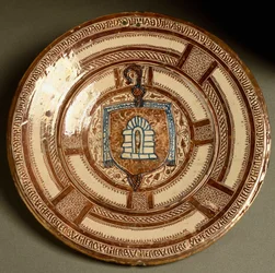 Vapensköld för abboten av Poblet, ett cistercienskloster i Katalonien. Keramiktallrik tillverkad nära Valencia, Spanien. 1500-talet, Florens, Museo Nazionale del Bargello